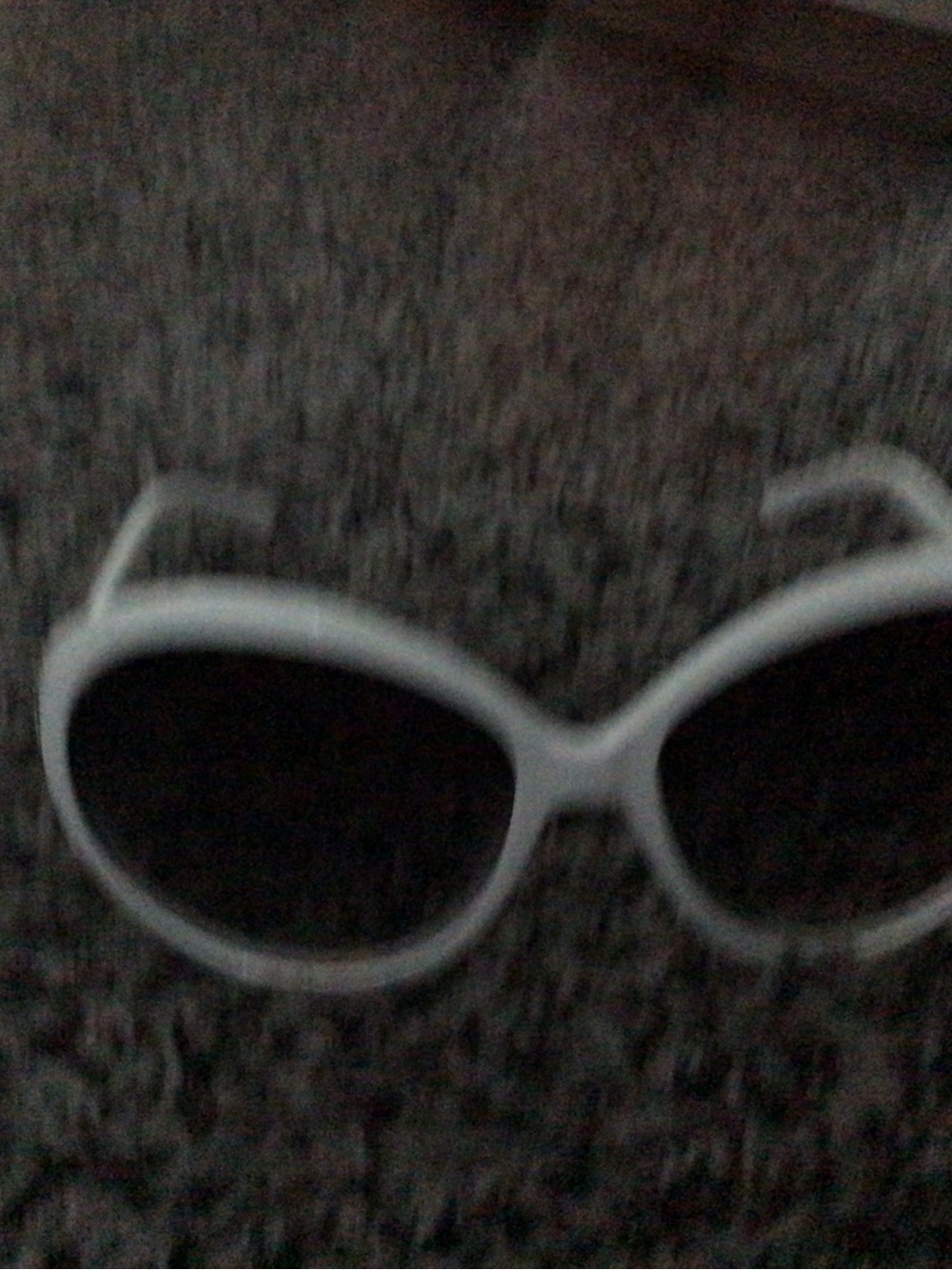 Gucci White Women's Oval Sunglasses with Gold Emblem - Picture 3 of 6